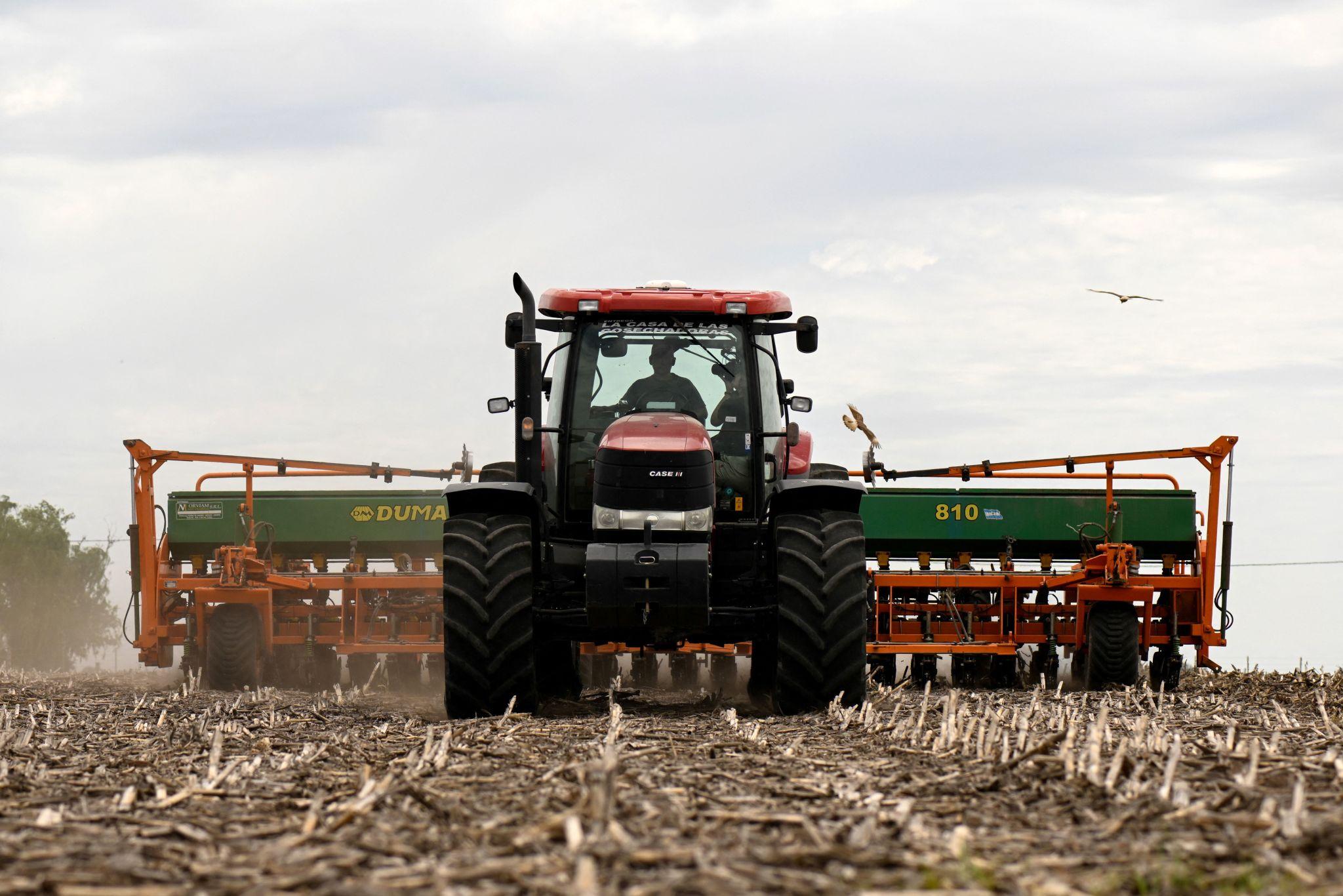 Sembradora trabajando en un lote agrícola